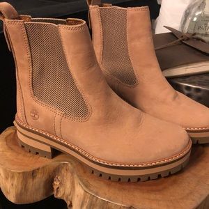 Timberland / women’s size 6.5 - perfect for FALL🍁